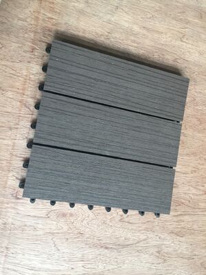 가정 옥외 WPC 갑판은 30x30CM 자연적인 나무 보기를 가진 튼튼한 DIY 마루를 타일을 붙입니다